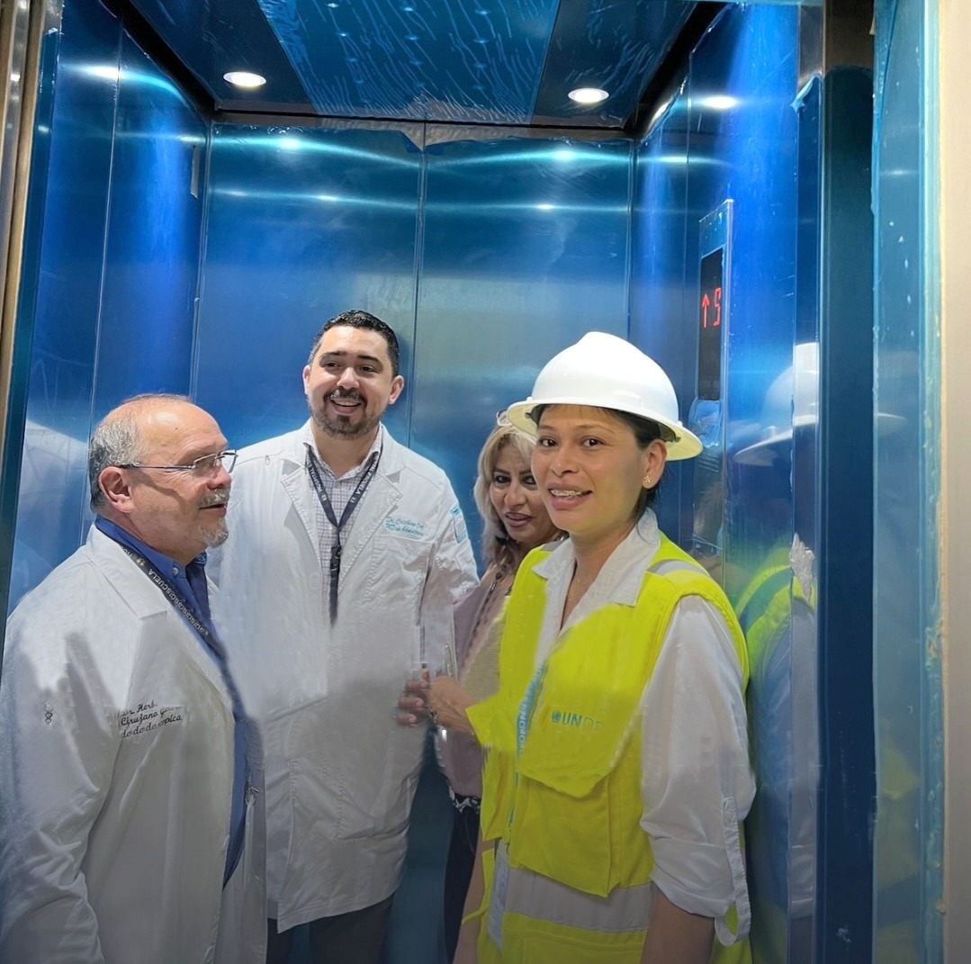 SESAL fortalece al Hospital Escuela con la instalación del primer elevador del proyecto “Más Quirófanos, Más Vida”